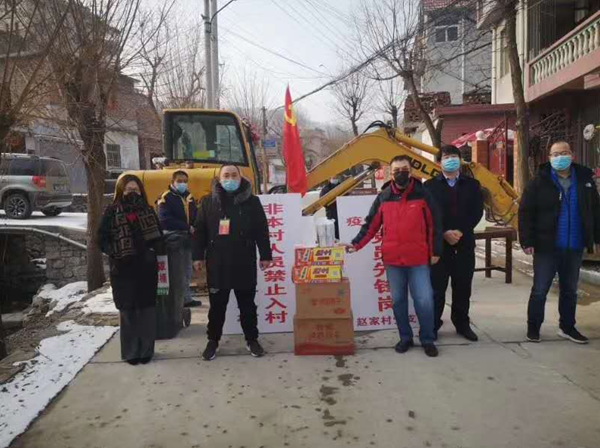 當前，新型冠狀病毒的肺炎疫情防控形勢嚴峻，小區(qū)是城市治理的基本單元，物業(yè)更是疫情防控的第一戰(zhàn)線。疫情就是命令，防控就是責任，為打贏這次防疫戰(zhàn)，三箭物業(yè)公司于1月23日便成立了應(yīng)對新型冠狀病毒疫情聯(lián)防聯(lián)控領(lǐng)導小組，明確分工，各司其職，把做好疫情防控工作作為當前的首要任務(wù)，迅速安排各物管部積極采取防控措施，竭力守護業(yè)主、員工的健康安全，維護園區(qū)的和諧穩(wěn)定。