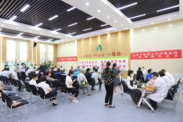 黨建引領(lǐng)聚合力，結(jié)對共建促發(fā)展  為民服務(wù)辦實(shí)事，惠民義診暖民心——山東中醫(yī)藥大學(xué)附屬醫(yī)院門診管理服務(wù)黨支部和管理公司機(jī)關(guān)黨支部舉行黨建共建協(xié)議簽約儀式